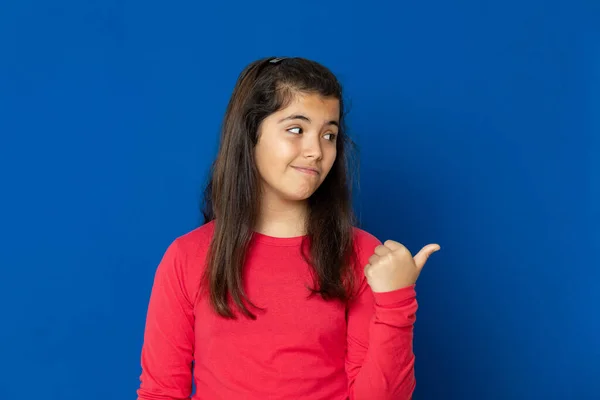 Adorável Menina Pré Adolescente Com Vermelho Shirt Fundo Azul — Fotografia de Stock