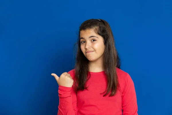 Entzückende Preteen Mädchen Mit Rotem Shirt Auf Blauem Hintergrund — Stockfoto