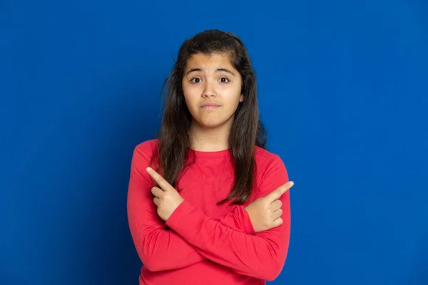 Adorable Fille Préadolescence Avec Shirt Rouge Sur Fond Bleu — Photo