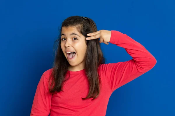 Adorável Menina Pré Adolescente Com Vermelho Shirt Fundo Azul — Fotografia de Stock