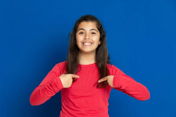 Schattig Mooi Meisje Met Rood Shirt Een Blauwe Achtergrond — Stockfoto