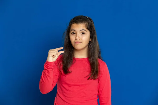 Adorável Menina Pré Adolescente Com Vermelho Shirt Fundo Azul — Fotografia de Stock