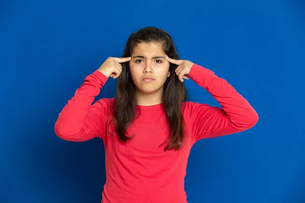 Bedårande Preteen Flicka Med Röd Shirt Blå Bakgrund — Stockfoto