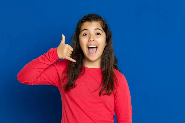 Entzückende Preteen Mädchen Mit Rotem Shirt Auf Blauem Hintergrund — Stockfoto