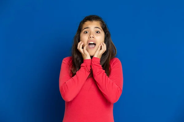 Adorável Menina Pré Adolescente Com Vermelho Shirt Fundo Azul — Fotografia de Stock