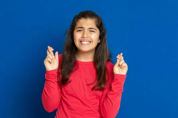 Schattig Mooi Meisje Met Rood Shirt Een Blauwe Achtergrond — Stockfoto