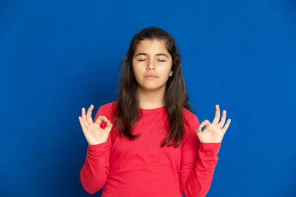 Adorable Niña Preadolescente Con Camiseta Roja Sobre Fondo Azul —  Fotos de Stock