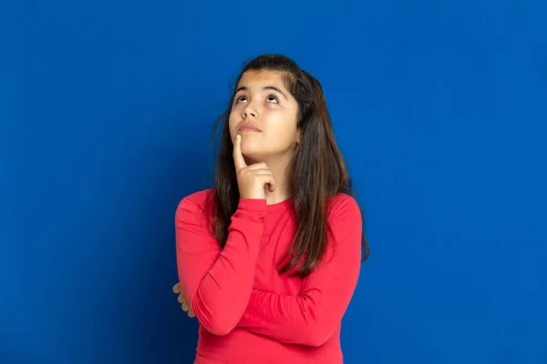 Entzückende Preteen Mädchen Mit Rotem Shirt Auf Blauem Hintergrund — Stockfoto