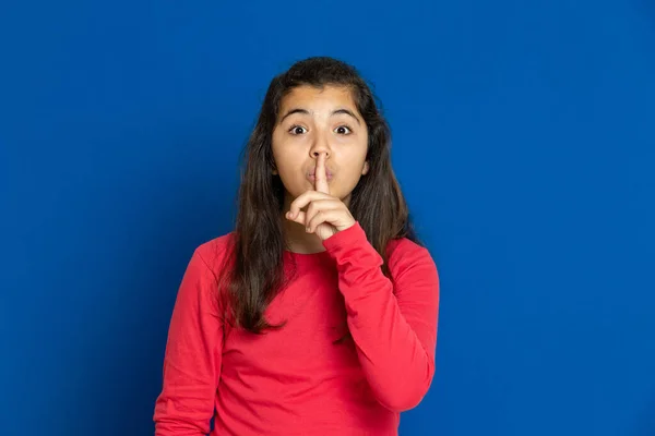 Kırmızı Tişörtlü Mavi Arka Planda Sevimli Bir Genç Kız — Stok fotoğraf