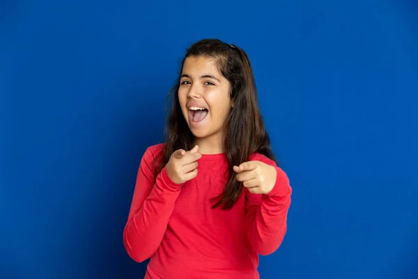 Adorável Menina Pré Adolescente Com Vermelho Shirt Fundo Azul — Fotografia de Stock