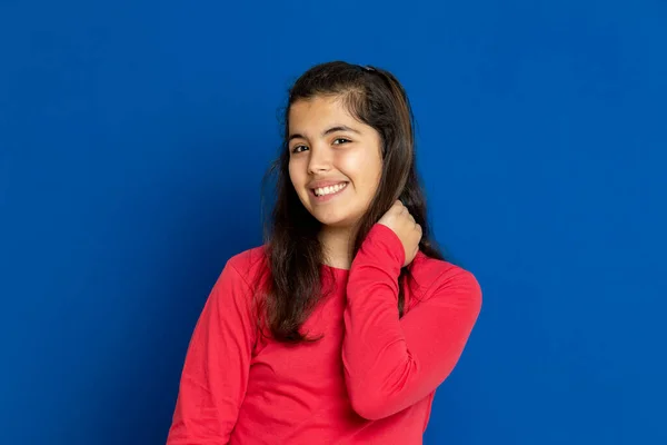 Adorable Fille Préadolescence Avec Shirt Rouge Sur Fond Bleu — Photo