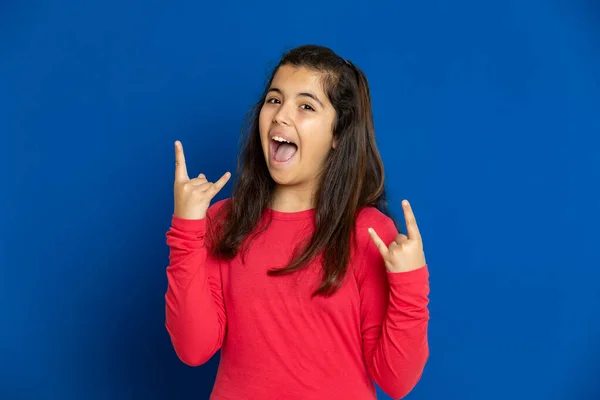 Entzückende Preteen Mädchen Mit Rotem Shirt Auf Blauem Hintergrund — Stockfoto