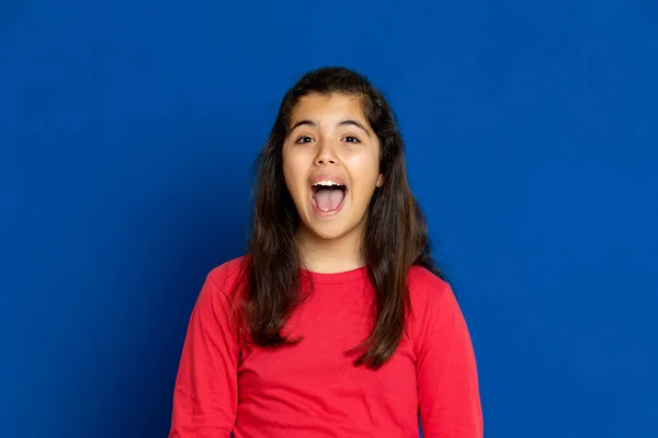 Schattig Mooi Meisje Met Rood Shirt Een Blauwe Achtergrond — Stockfoto