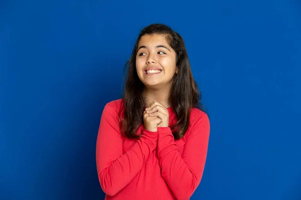 Entzückende Preteen Mädchen Mit Rotem Shirt Auf Blauem Hintergrund — Stockfoto