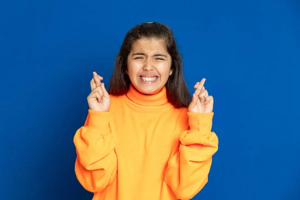 Liebenswertes Mädchen Mit Gelbem Trikot Auf Blauem Hintergrund — Stockfoto