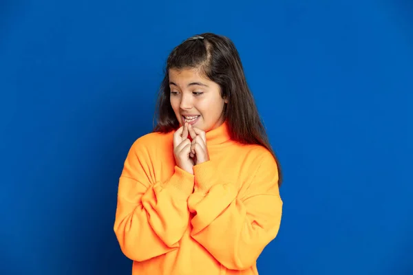 Adorável Menina Pré Adolescente Com Camisa Amarela Fundo Azul — Fotografia de Stock