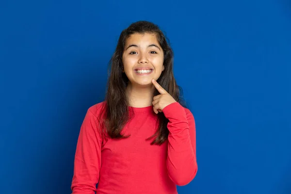 Schattig Mooi Meisje Met Rood Shirt Een Blauwe Achtergrond — Stockfoto