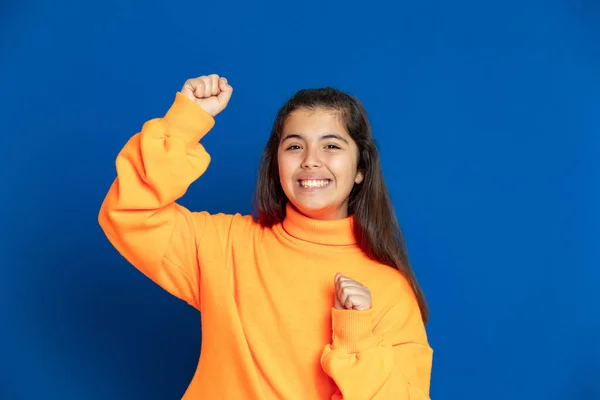 Schattig Mooi Meisje Met Gele Trui Een Blauwe Achtergrond — Stockfoto