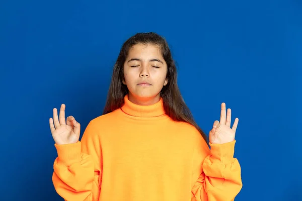 Imádnivaló Tizenéves Lány Sárga Mez Kék Háttér — Stock Fotó