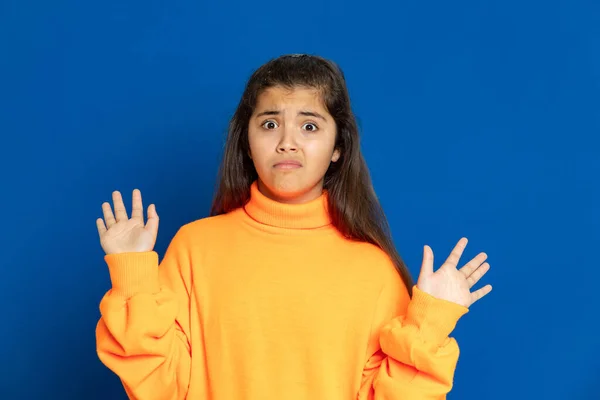 Liebenswertes Mädchen Mit Gelbem Trikot Auf Blauem Hintergrund — Stockfoto