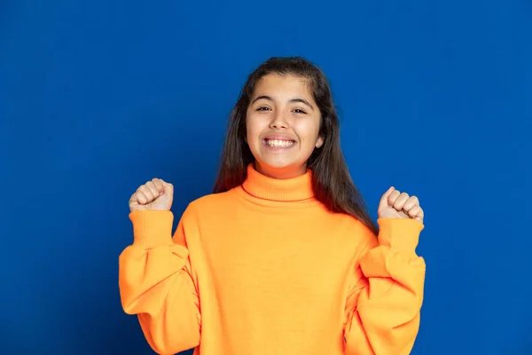 Schattig Mooi Meisje Met Gele Trui Een Blauwe Achtergrond — Stockfoto