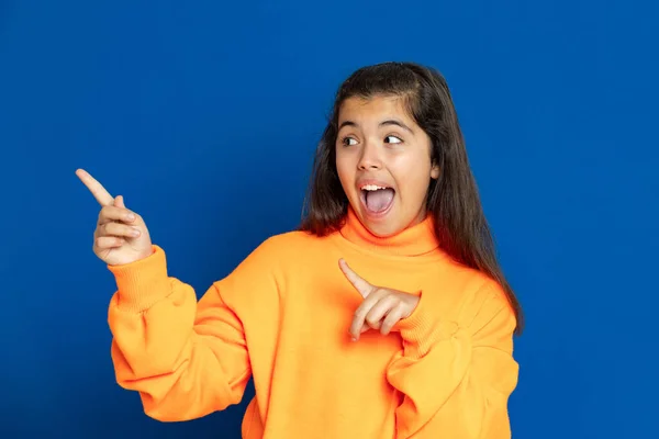 Adorável Menina Pré Adolescente Com Camisa Amarela Fundo Azul — Fotografia de Stock