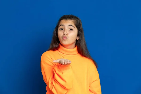 Adorable Fille Préadolescence Avec Maillot Jaune Sur Fond Bleu — Photo