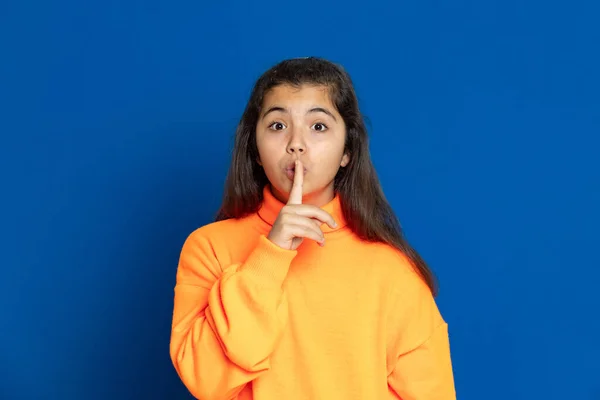 Adorável Menina Pré Adolescente Com Camisa Amarela Fundo Azul — Fotografia de Stock