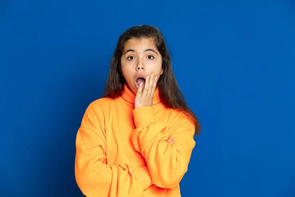 Liebenswertes Mädchen Mit Gelbem Trikot Auf Blauem Hintergrund — Stockfoto