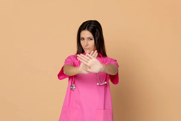 Junger Arzt Trägt Rosa Uniform Auf Gelbem Hintergrund Stockbild