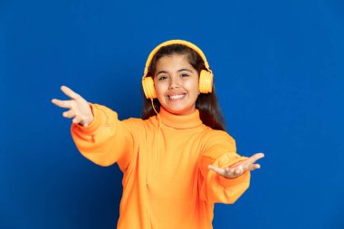 Mavi arka planda sarı formalı sevimli bir kız.