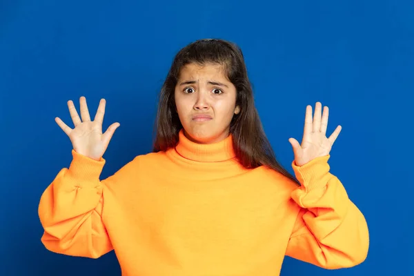 Liebenswertes Mädchen Mit Gelbem Trikot Auf Blauem Hintergrund — Stockfoto