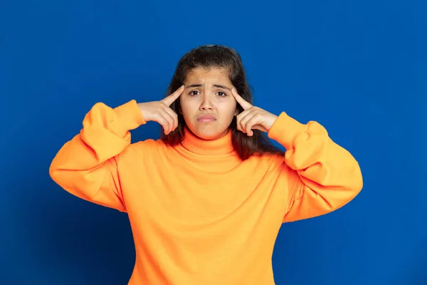 Liebenswertes Mädchen Mit Gelbem Trikot Auf Blauem Hintergrund — Stockfoto