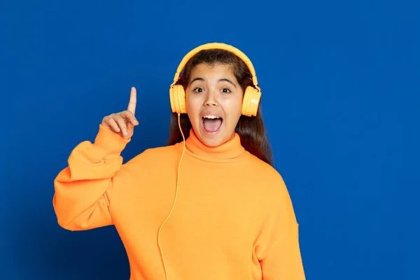 Adorable Niña Preadolescente Con Jersey Amarillo Sobre Fondo Azul —  Fotos de Stock