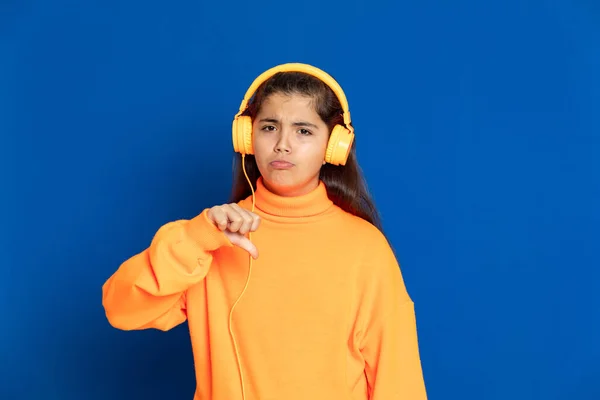 Adorabile Preteen Ragazza Con Jersey Giallo Uno Sfondo Blu — Foto Stock