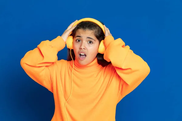 Adorável Menina Pré Adolescente Com Camisa Amarela Fundo Azul — Fotografia de Stock