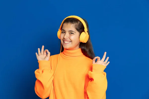 Adorable Niña Preadolescente Con Jersey Amarillo Sobre Fondo Azul —  Fotos de Stock