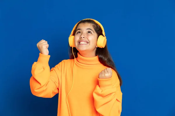 Adorable Niña Preadolescente Con Jersey Amarillo Sobre Fondo Azul —  Fotos de Stock