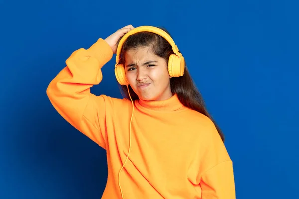 Adorable Niña Preadolescente Con Jersey Amarillo Sobre Fondo Azul —  Fotos de Stock