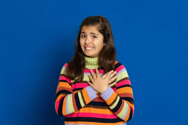 Liebenswertes Preteen Mädchen Mit Gestreiftem Jersey Auf Blauem Hintergrund — Stockfoto