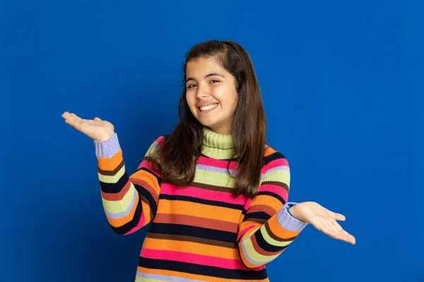 Schattig Mooi Meisje Met Gestreepte Trui Een Blauwe Achtergrond — Stockfoto