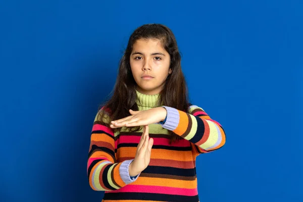 Adorable Fille Préadolescence Avec Jersey Rayé Sur Fond Bleu — Photo