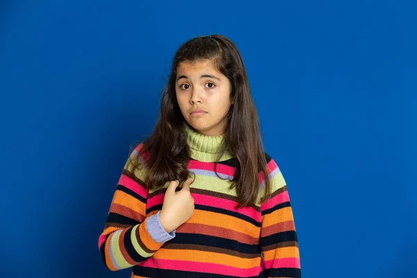 Adorável Menina Pré Adolescente Com Camisa Listrada Fundo Azul — Fotografia de Stock