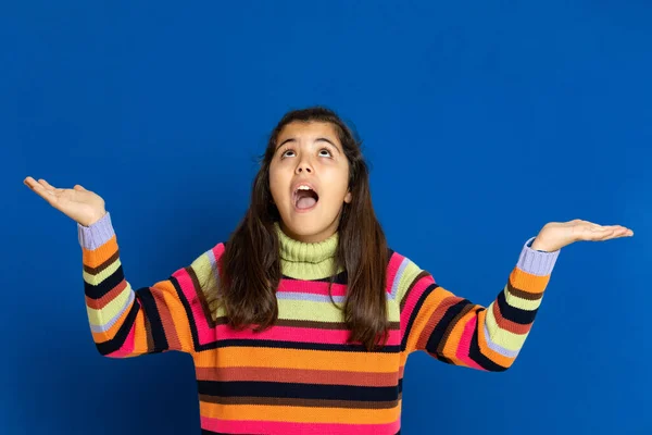 Liebenswertes Preteen Mädchen Mit Gestreiftem Jersey Auf Blauem Hintergrund — Stockfoto