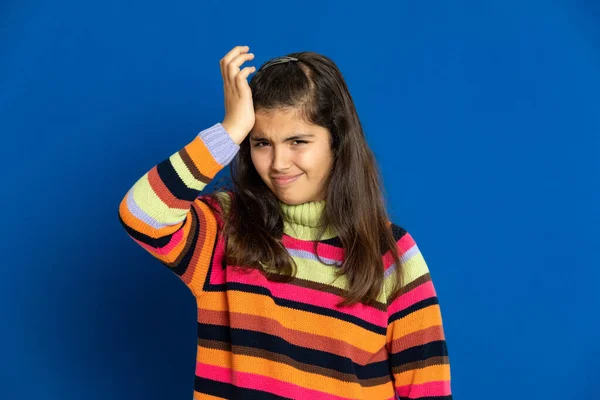 Mavi Arka Planda Çizgili Forması Olan Sevimli Bir Genç Kız — Stok fotoğraf