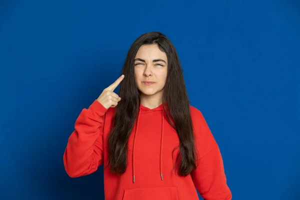 Morena Joven Con Jersey Rojo Sobre Fondo Azul — Foto de Stock