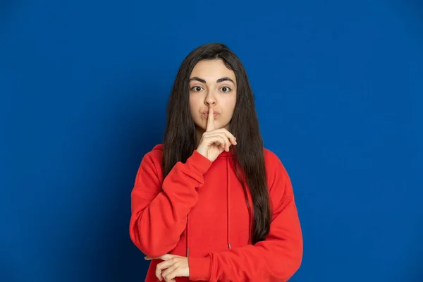 Morena Menina Vestindo Camisola Vermelha Fundo Azul — Fotografia de Stock