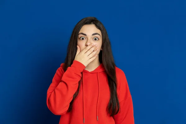 Brünettes Junges Mädchen Trägt Rotes Trikot Auf Blauem Hintergrund — Stockfoto