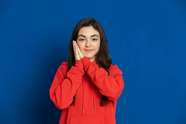 Brunette Jong Meisje Draagt Rode Trui Een Blauwe Achtergrond — Stockfoto