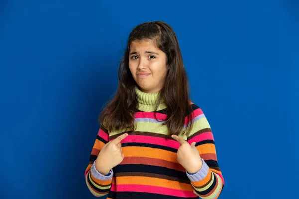 Liebenswertes Preteen Mädchen Mit Gestreiftem Jersey Auf Blauem Hintergrund Stockfoto